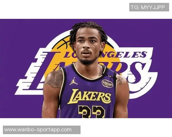 克拉克斯顿内线表现抢眼15分钟内高效拿下11分并抢8篮板